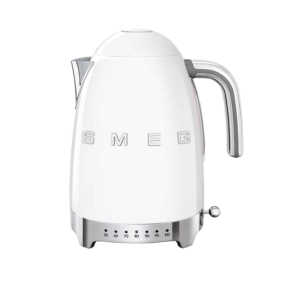 312-Smeg-KLF04WHUK-01 غلاية مياة سميج كهربائية تصميم عصري من طراز ريترو مع خاصية التدفئة، ابيض - الصورة 1