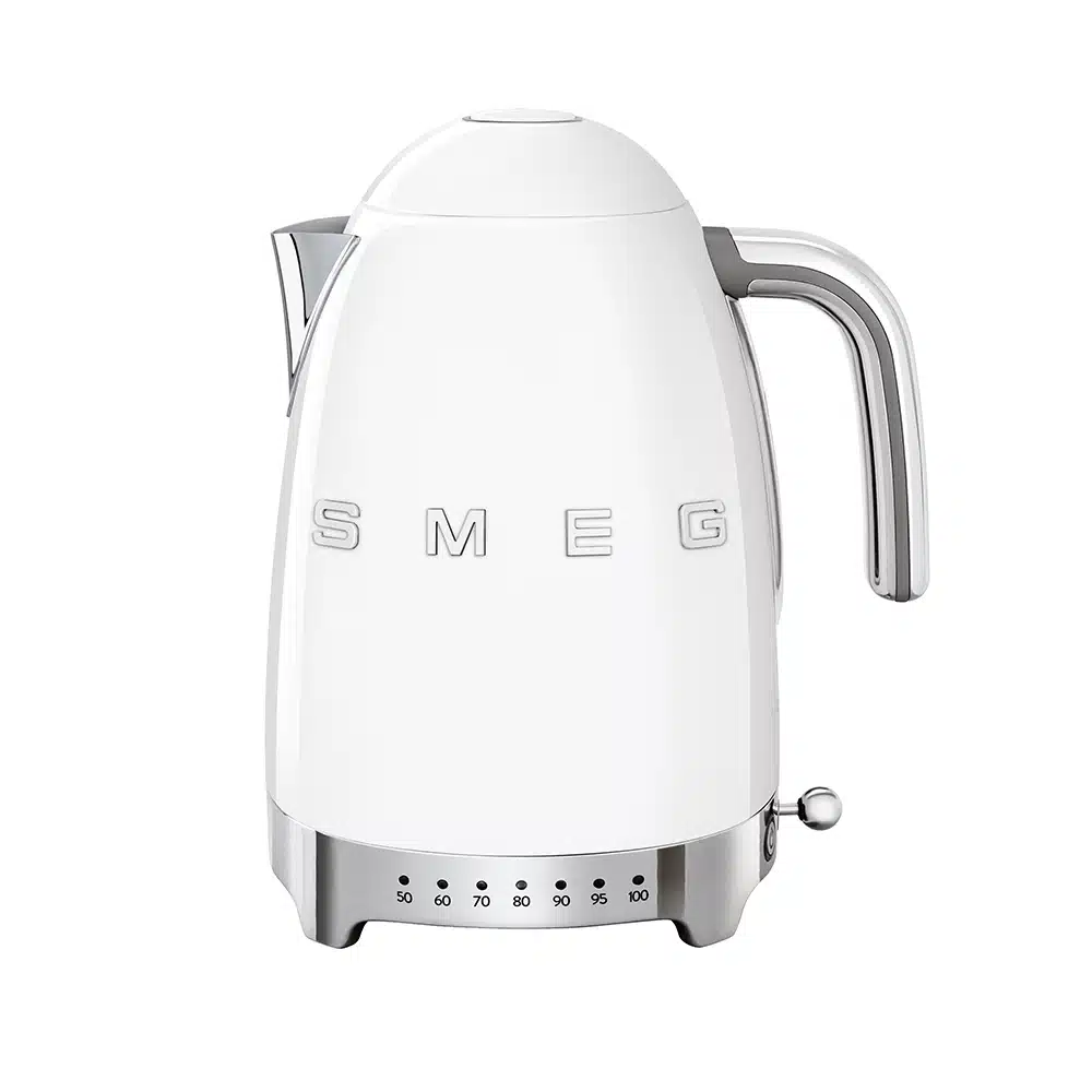312-Smeg-KLF04WHUK-01 غلاية مياة سميج كهربائية تصميم عصري من طراز ريترو مع خاصية التدفئة، ابيض - الصورة 1
